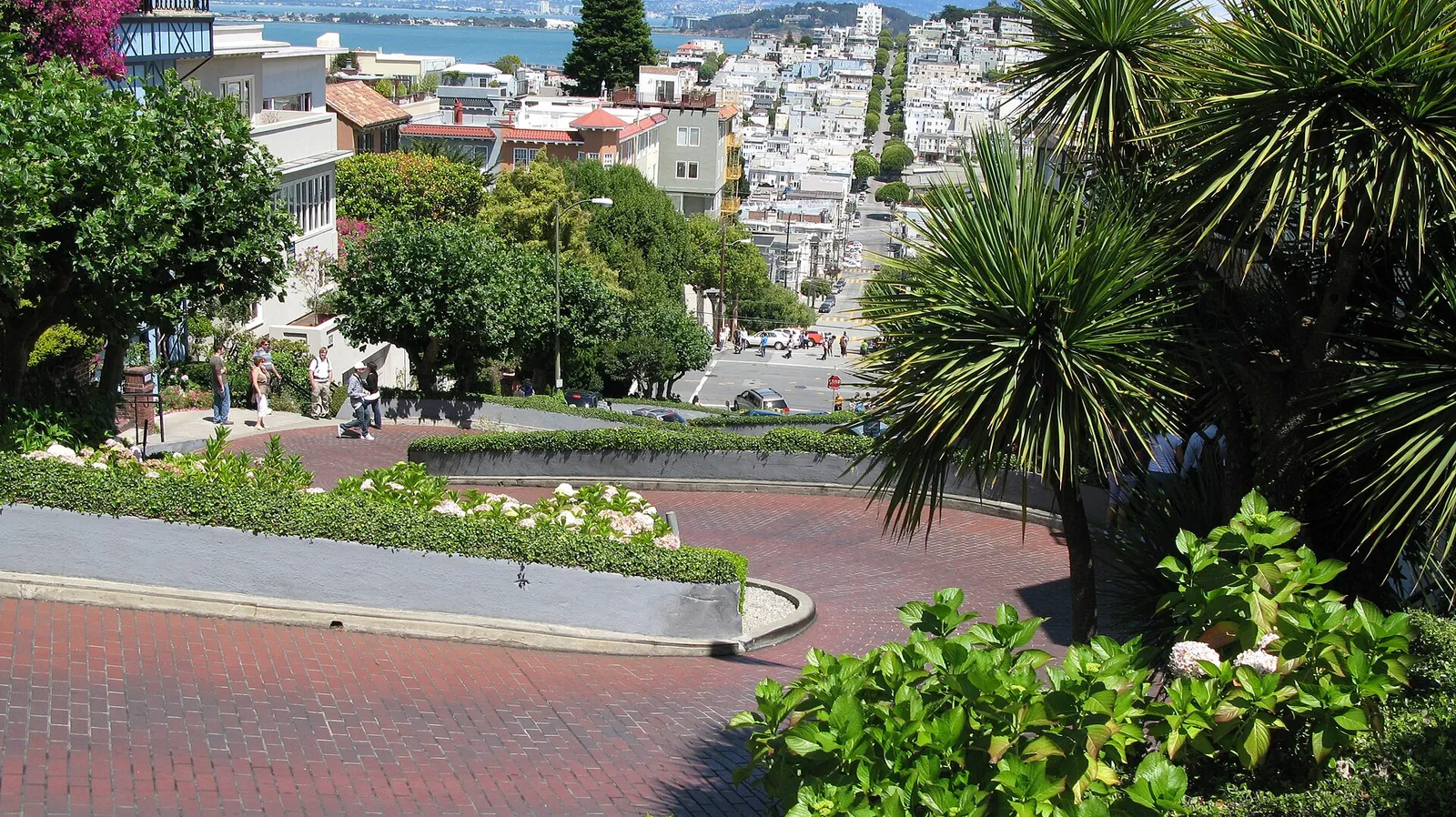 Switchbacks and flower beds on the crooked block of Lombard Street